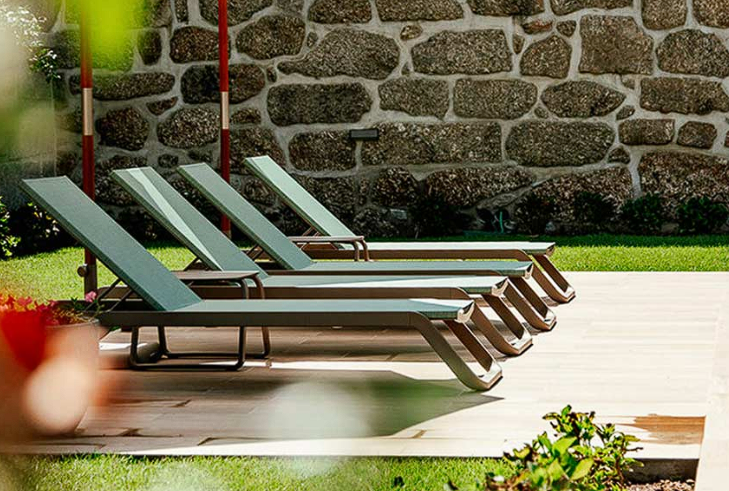 Zdjęcie przedstawia leżaki dostępne w Furnigo.